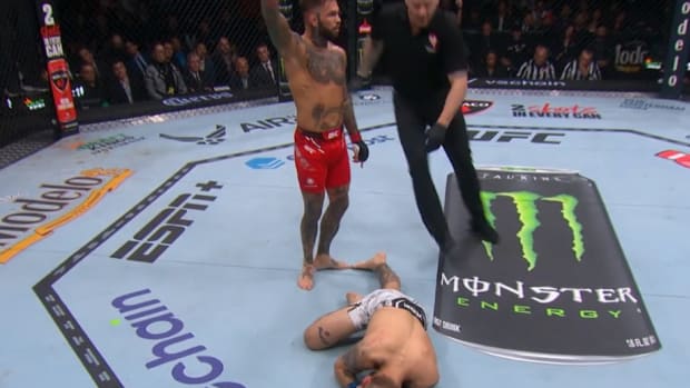 One of the most awesome walk-off KOs in UFC history - MMA Underground
