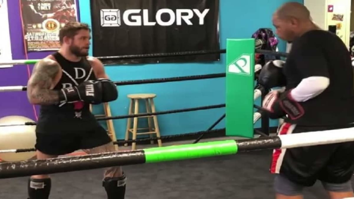 Keyboard warrior shows up to MMA gym after challenging two MMA fighters online