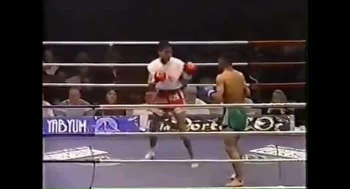 Undefeated FEMALE Kickboxer Vs. MALE Muay Thai Fighter - Ends In KO ...