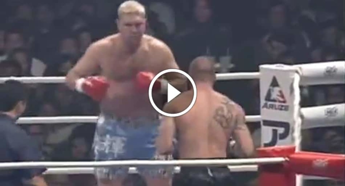 Muay thai fighter vs. enormous kickboxer - ends with perfect technique ...