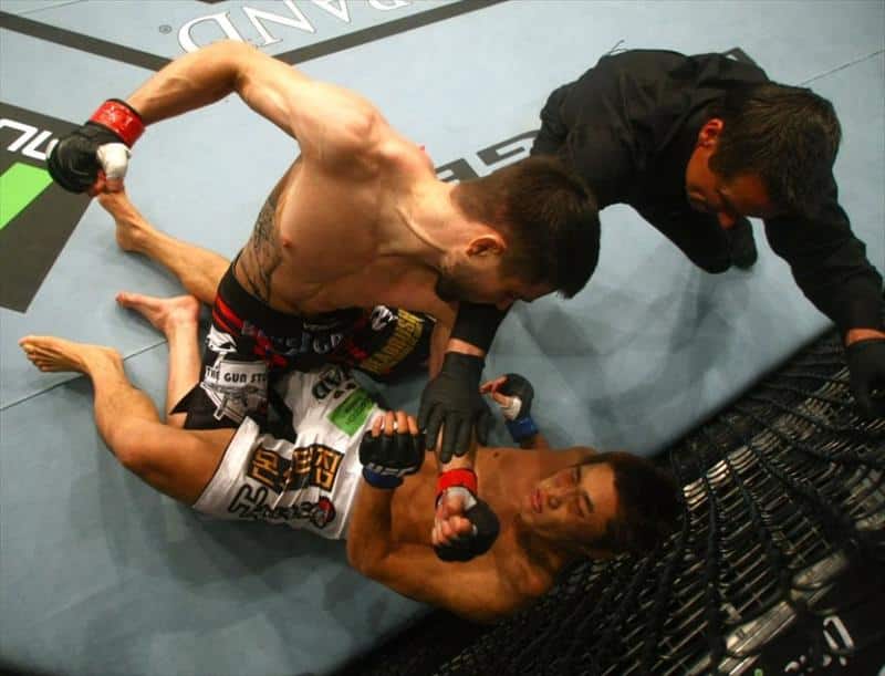 Condit KOs Dong Hyun Kim with flying knee