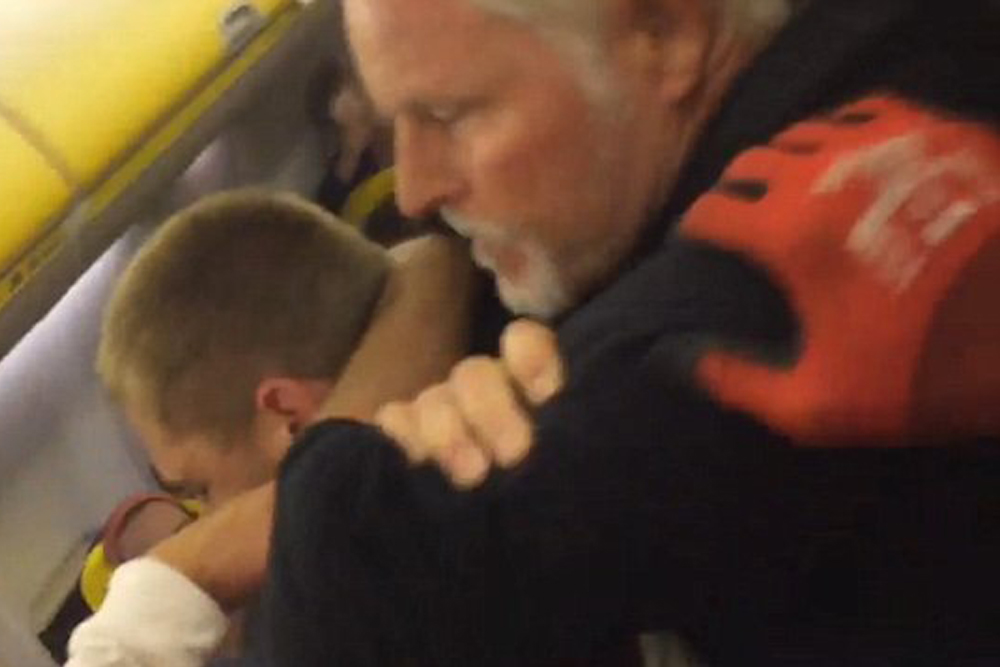 Heroic man chokes out aggressive, drunk passenger on flight