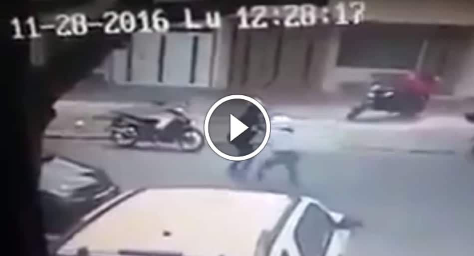 Armed motorbike thug stopped by flying technique