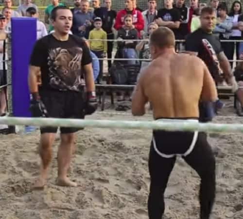 Bodybuilder fights in MMA bout – ends surprisingly