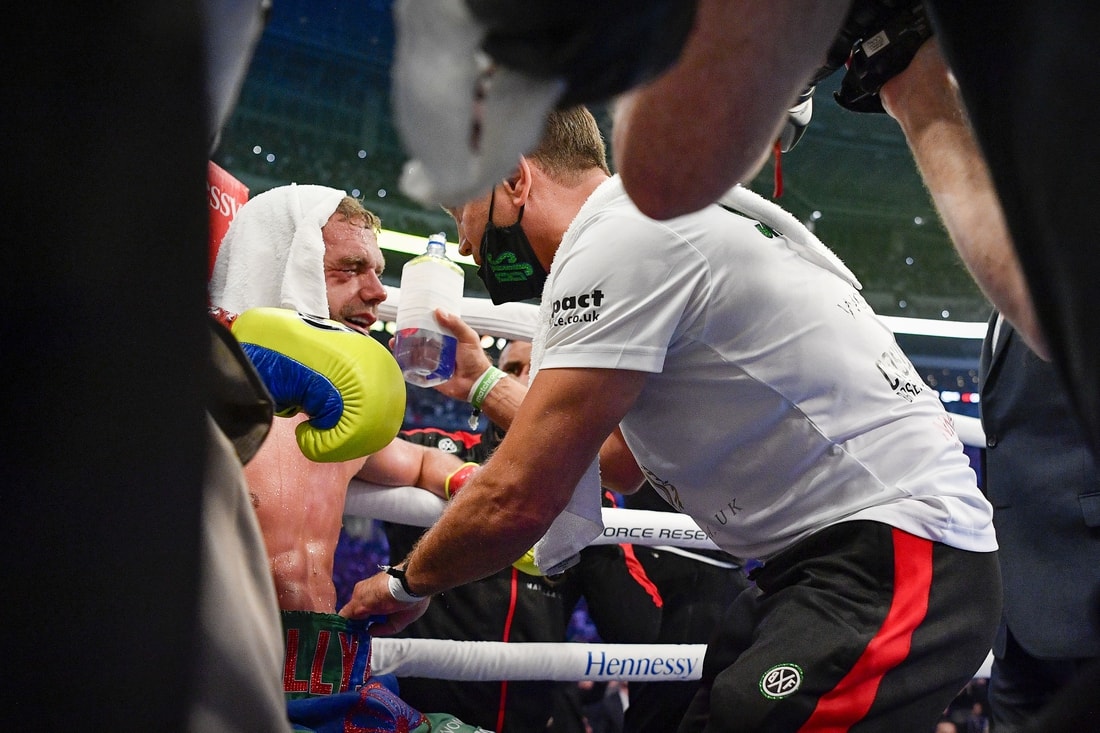 Canelo Alvarez stops Billy Joe Saunders in unification bout