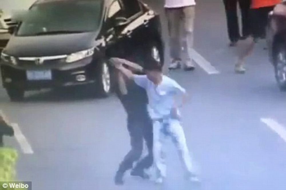Police officer in China uses martial arts to disarm man with knife
