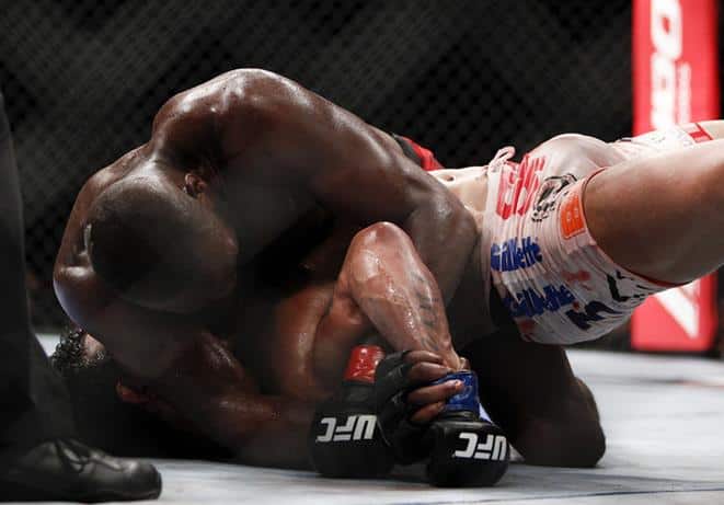 Jones submits Belfort to remain UFC Light Heavyweight Champ