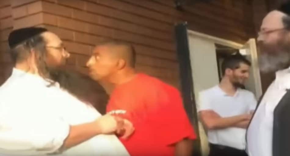 Junkie attacks Rabbi – gets destroyed with martial arts