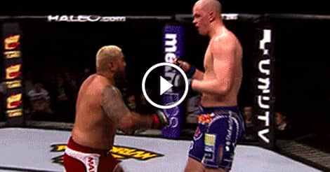 Mark Hunt breaks the jaw of Stefan Struve