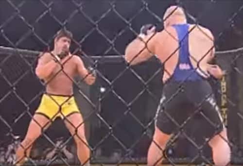 Massive powerlifter vs former UFC fighter – ends in 5 seconds