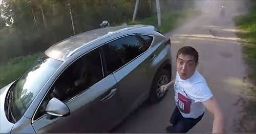 Motorcyclist deals with road rager – records with helmet cam