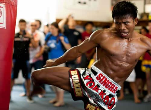 Local guy challenges Muay Thai teacher – comes out swinging