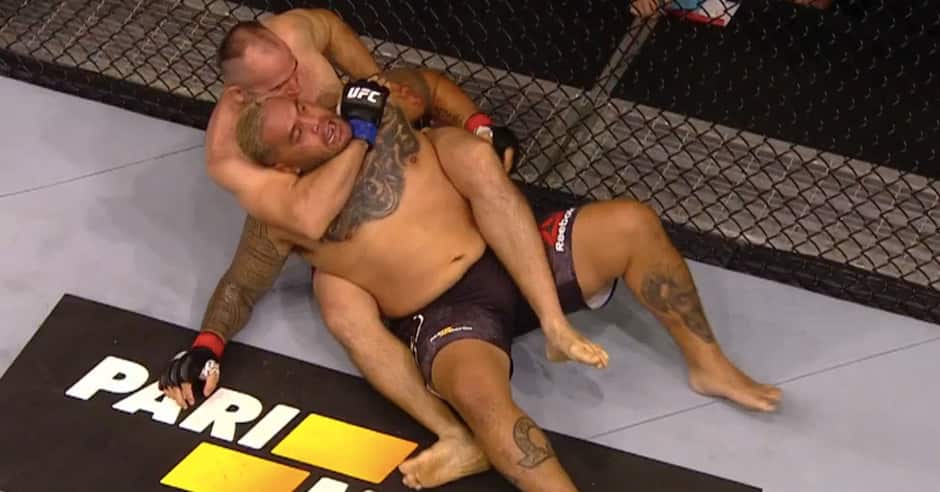 Oleinik upsets Hunt with first round rear naked choke win