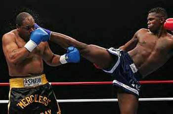 Boxer vs Kickboxer with bizarre TKO finish