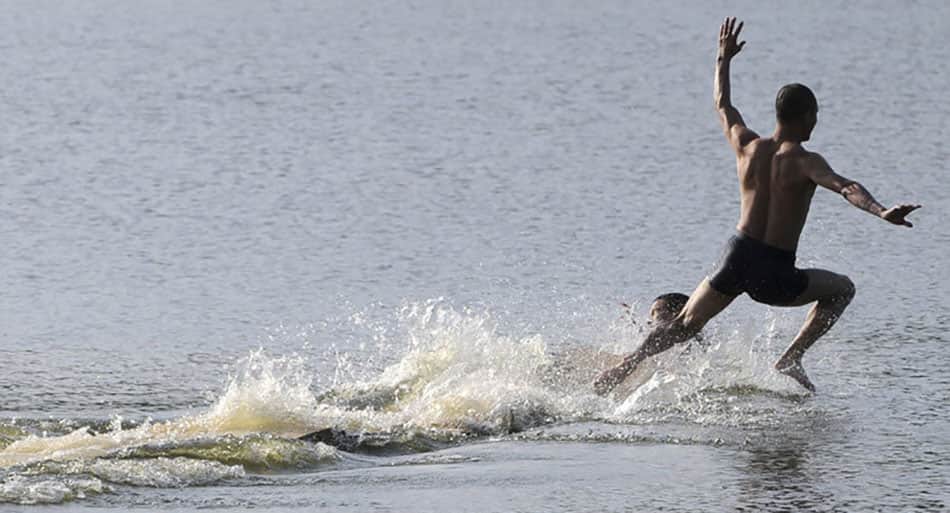 Real Shaolin monk runs on water – is it a trick?