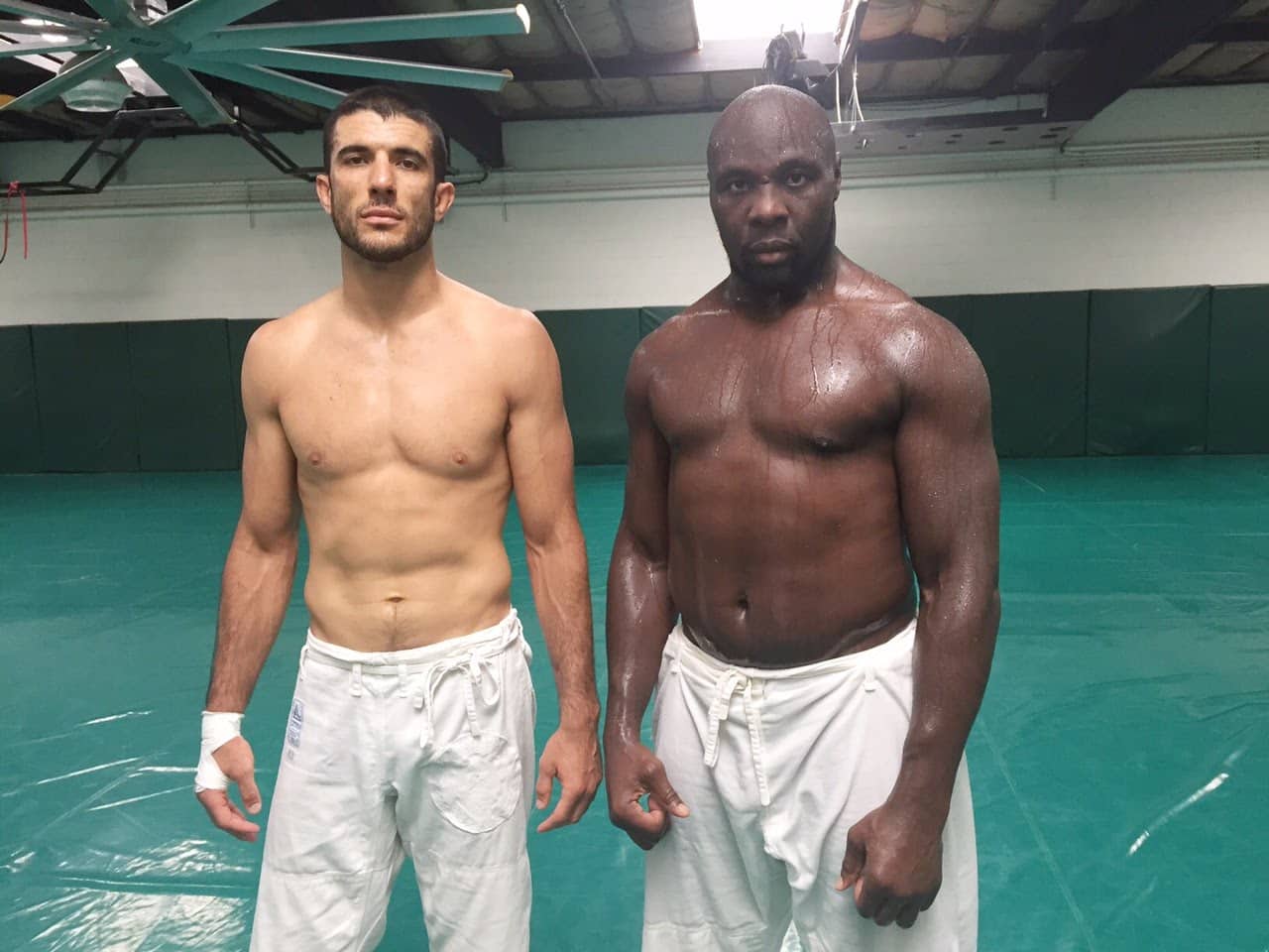 Rener Gracie spars 275 lb. NFL athlete