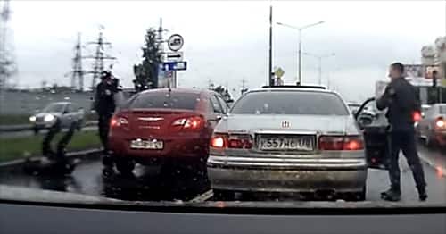 Russian road rager foolishly tries to fight martial artist