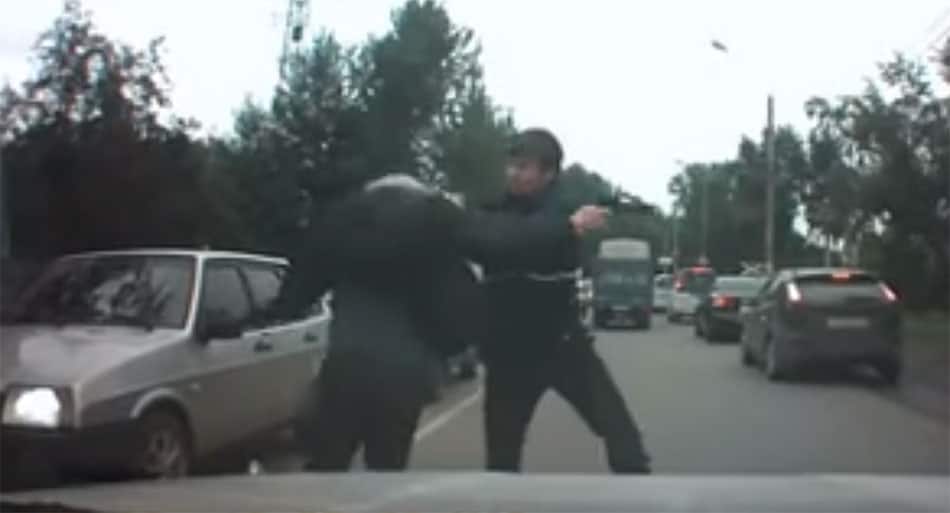 Road rager pulls a gun on three Russians in the middle of traffic