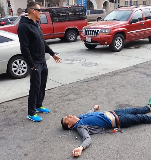 Woman stabbed in parking lot – boyfriend deals with it properly