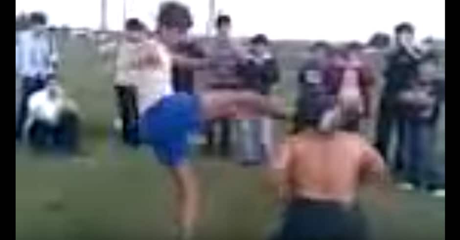 Super short wrestler vs karateka in street fight