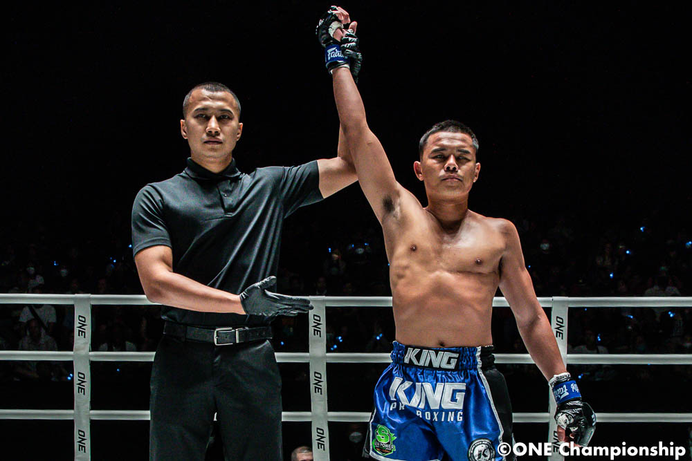 ONE Friday Fights 12 results: Petsukumvit Boi Bangna shines again, Zeta Chor Chokamnuay, Dentungtong Singha Mawynn stun in debuts